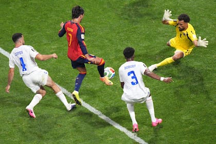 Vozinha achicándole el remate a Ferrán Torres, durante un partido consagratorio, en el debut del último Mundial; Cabo Verde aguantó e igualó 0-0 con España