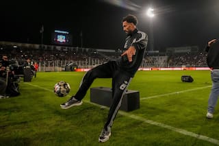 La camiseta cae del cielo y miles de hinchas dan la bienvenida a Vozinha en el Colo Colo