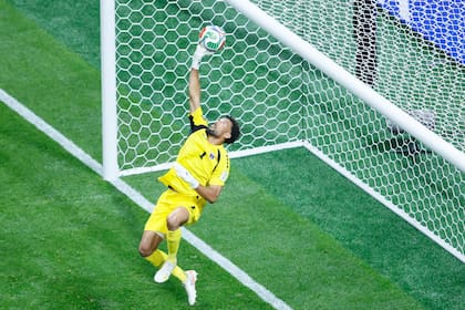 Vozinha, arquero de Cabo Verde, realiza una atajada durante el partido mundialista ante España