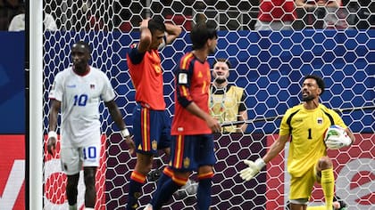 Vozinha, el arquero de Cabo Verde, domina la pelota ante la frustración de los jugadores de España. (Photo by Roberto SCHMIDT / AFP)