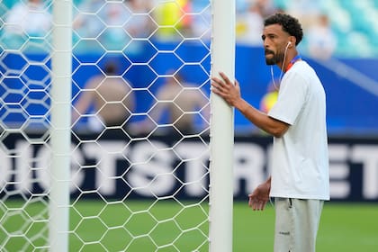 Vozinha, en el calentamiento previo al partido frente a Uruguay