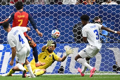 Vozinha se hizo enorme en el primer tiempo de Cabo Verde ante España. (Photo by Roberto SCHMIDT / AFP)