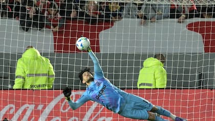 Vuela Agustin Rossi y le saca el remate a Benedetti; fue el primer penal atajado por el ex arquero de Boca (Photo by Juan MABROMATA / AFP)