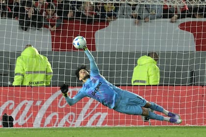 Vuela Agustin Rossi y le saca el remate a Benedetti; fue el primer penal atajado por el ex arquero de Boca (Photo by Juan MABROMATA / AFP)