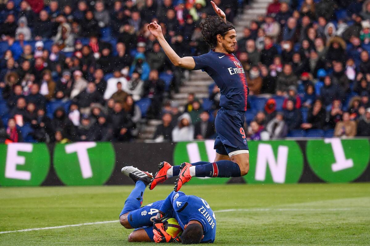 Vuela el uruguayo Edinson Cavani, pero la pelota queda en poder del argentino Walter Benítez, que fue fundamental para Niza en el 1-1 con PSG.