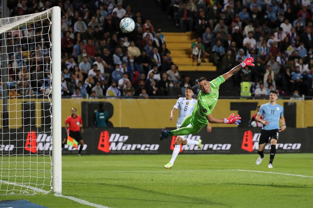 Vuela Fernando Muslera en un Uruguay-Argentina de 2021, por las eliminatorias