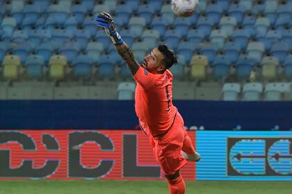 Vuela Hernán Galíndez, tan rosarino como Messi, aunque ataje en Ecuador: pero su coterráneo ya hizo magia y la pelota terminará en la red.