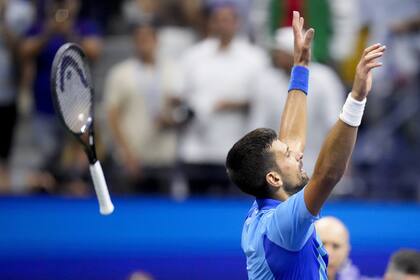 Vuela la raqueta, los brazos en alto, la obra terminada..., Novak Djokovic, campeón del US Open por cuarta vez para alcanzar el 24° trofeo de Grand Slam