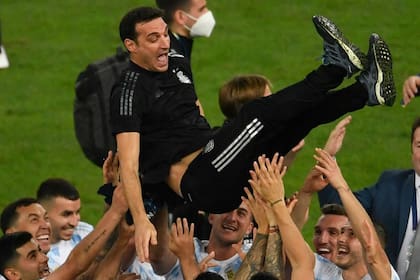 Vuela Scaloni; sus jugadores lo alzan durante los festejos por la conquista de la Copa América