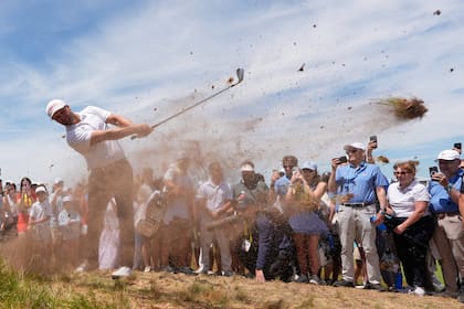 Vuela todo: Wyndham Clark pegando en el rough del hoyo 14
