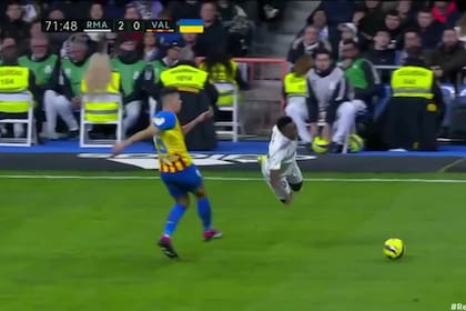 Vuela Vinicius por la patada de su compatriota Gabriel Paulista (Valencia), que fue expulsado