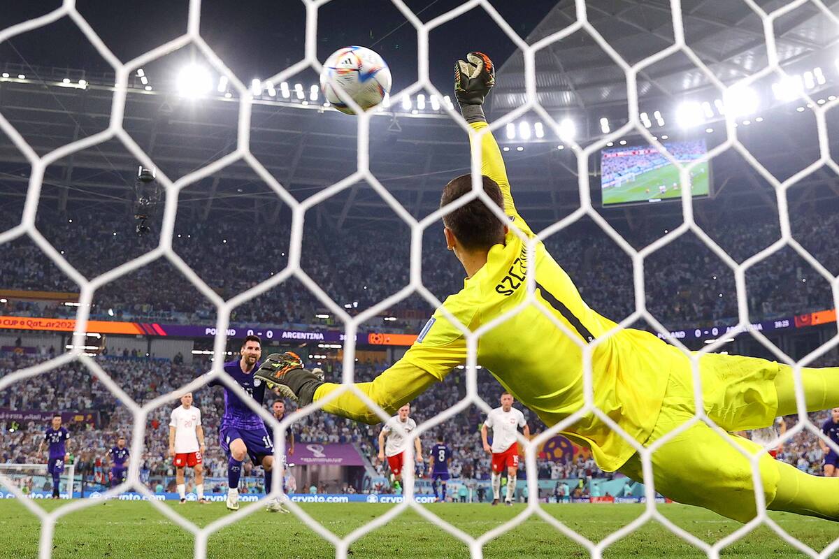 Vuela Wojciech Szczesny y desvía el penal de Lionel Messi durante el Mundial 2022