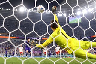 El único arquero que le atajó un penal a Messi en Qatar se había retirado, pero vuelve para jugar en Barcelona