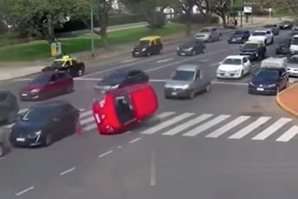 Vuelco de un auto en plena Avenida Figueroa Alcorta