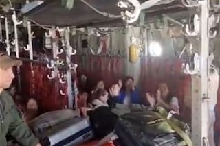 El emotivo video del momento en que aterrizó en Roma el primer contingente de argentinos evacuados desde Israel
