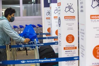 Carteles de protocolo en todo el aeropuerto