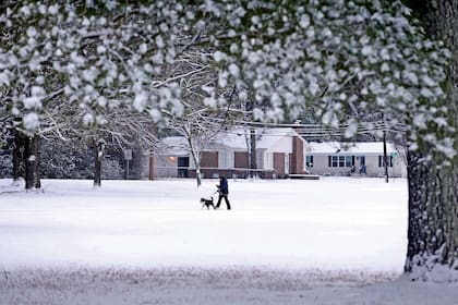 Vuelos cancelados, carreteras intransitables, por tormenta invernal en EEUU