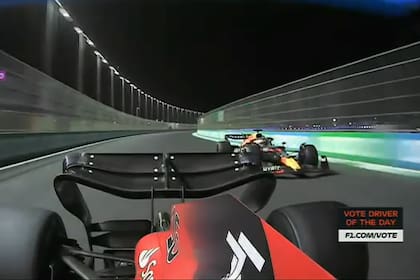 Vuelta 46 del Gran Premio de Arabia Saudita: Max Verstappen se contiene detrás de Charles Leclerc en la curva 27 para no pasarlo antes de tiempo y sí hacerlo en el momento adecuado, en la recta principal.