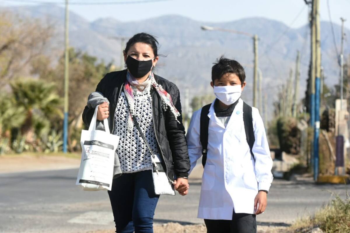 Vuelta a clases en San Juan: Marcos es acompañado por su madre Verónica