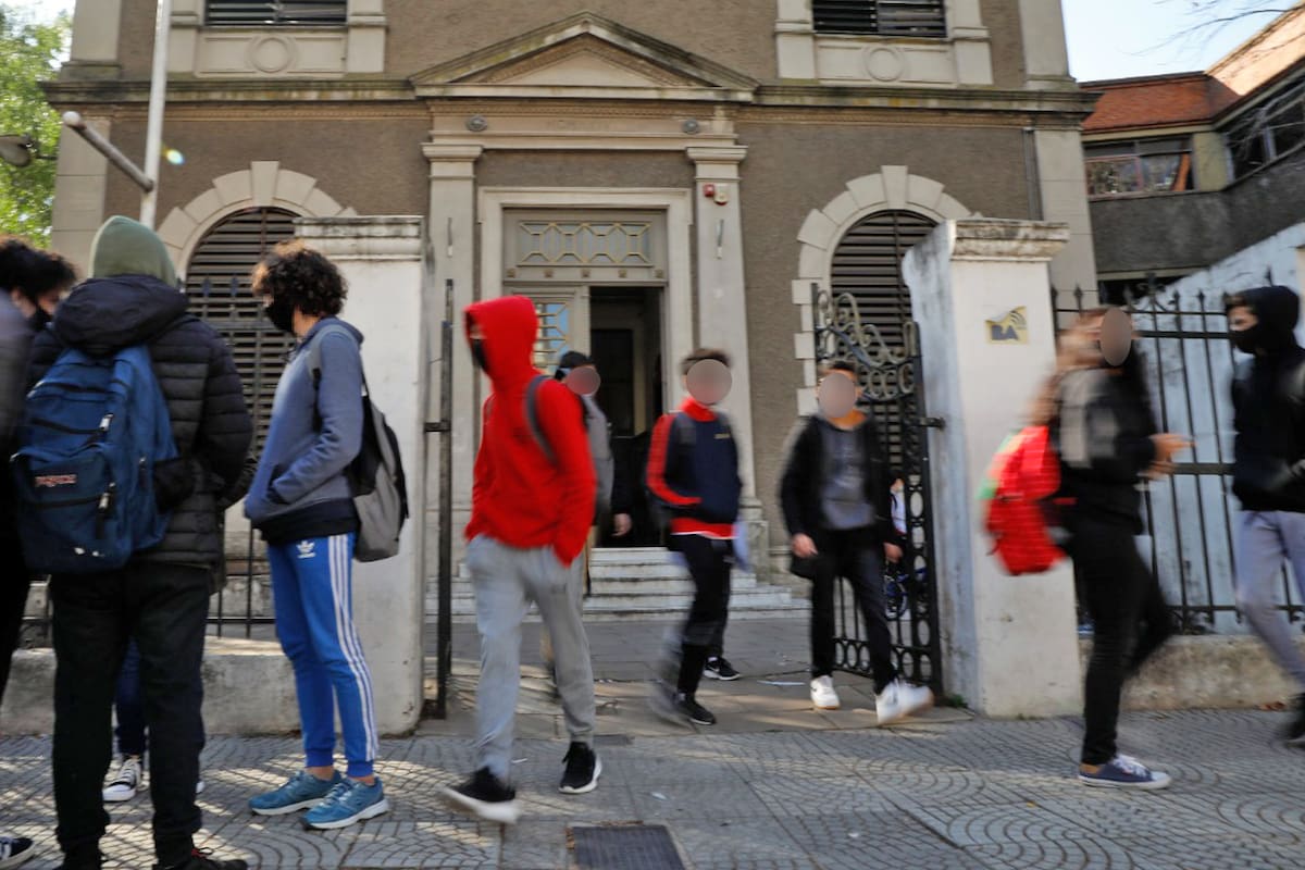 Vuelta a la presencialidad en forma bimodal del secundario. Alumnos de la E.T.M. RAGGIO.