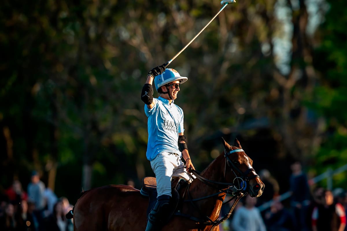 Vuelta a los palenques con una sonrisa y el taco en revoleo: así festeja Poroto Cambiaso los grandes triunfos, como el de La Dolfina-Brava sobre Ellerstina en el Abierto de Hurlingham.