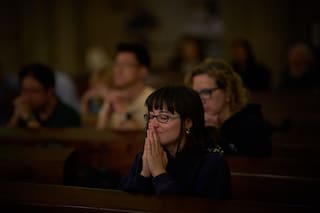 ¿Vuelta al redil? Algunos jóvenes españoles abrazan el catolicismo y esperan al papa León