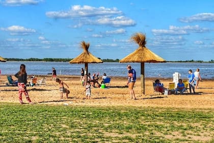 Vuelta de Obligado, en un recodo del Paraná, ofrece playas con sombrillas de paja
