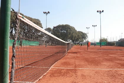 Tras la autorización del Gobierno de la Ciudad de Buenos Aires, la práctica de tenis volverá en los clubes porteños desde este lunes.