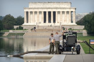 Vuelven a drenar el Estanque Reflectante de Washington como parte de la accidentada renovación de Trump