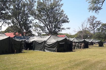 En la Brigada de Monte III, en Resistencia, se desplegaron carpas que podrían ser usadas como alojamiento ante el avance de la pandemia