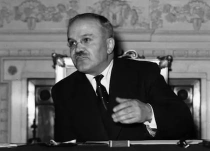 Vyacheslav Mikhailovich Molotov, diplomático soviético cuyo nombre se utiliza para designar las bombas caseras.