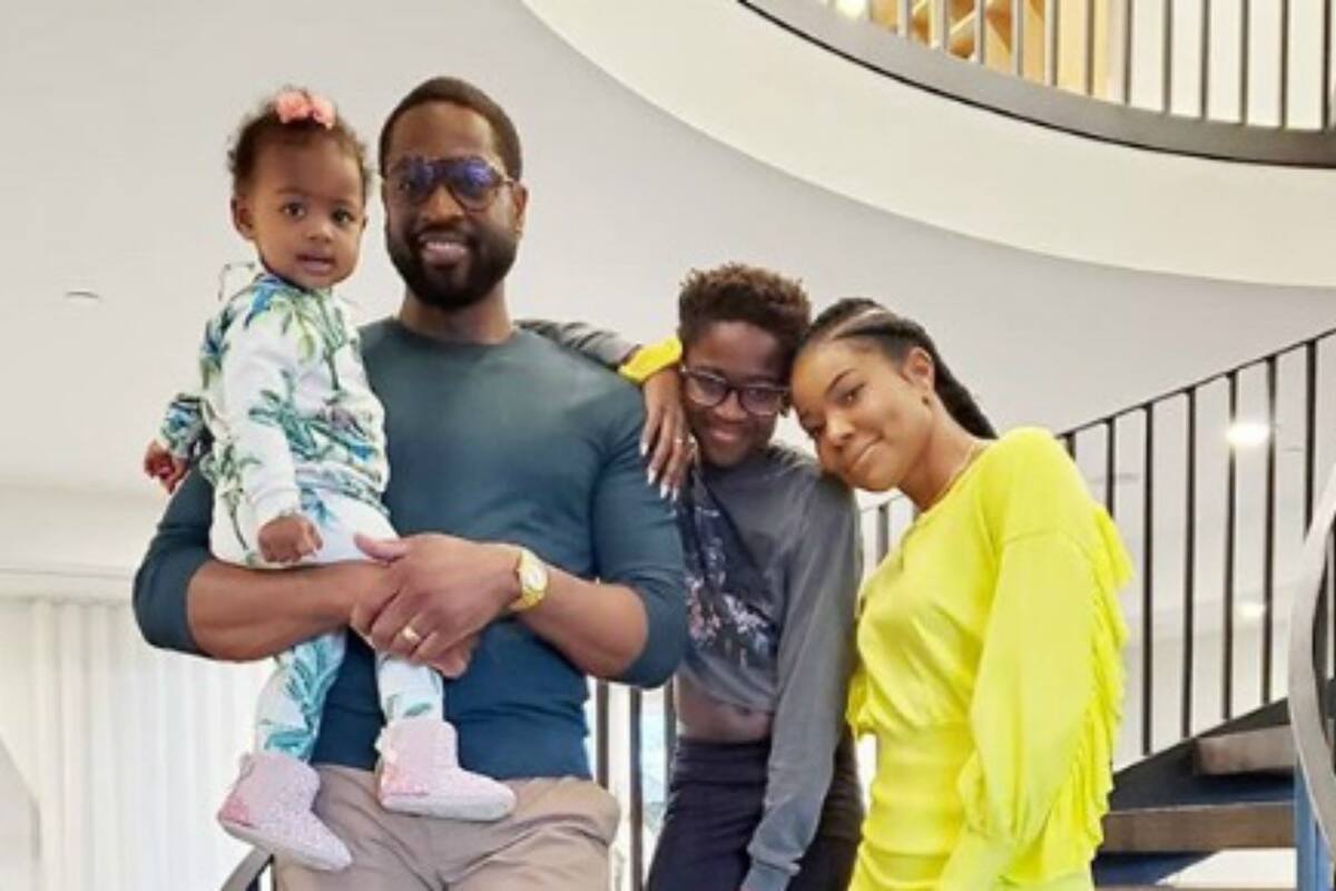 Wade sostiene en brazos a la pequeña Blessing y a su lado Zaya y su esposa Gabrielle