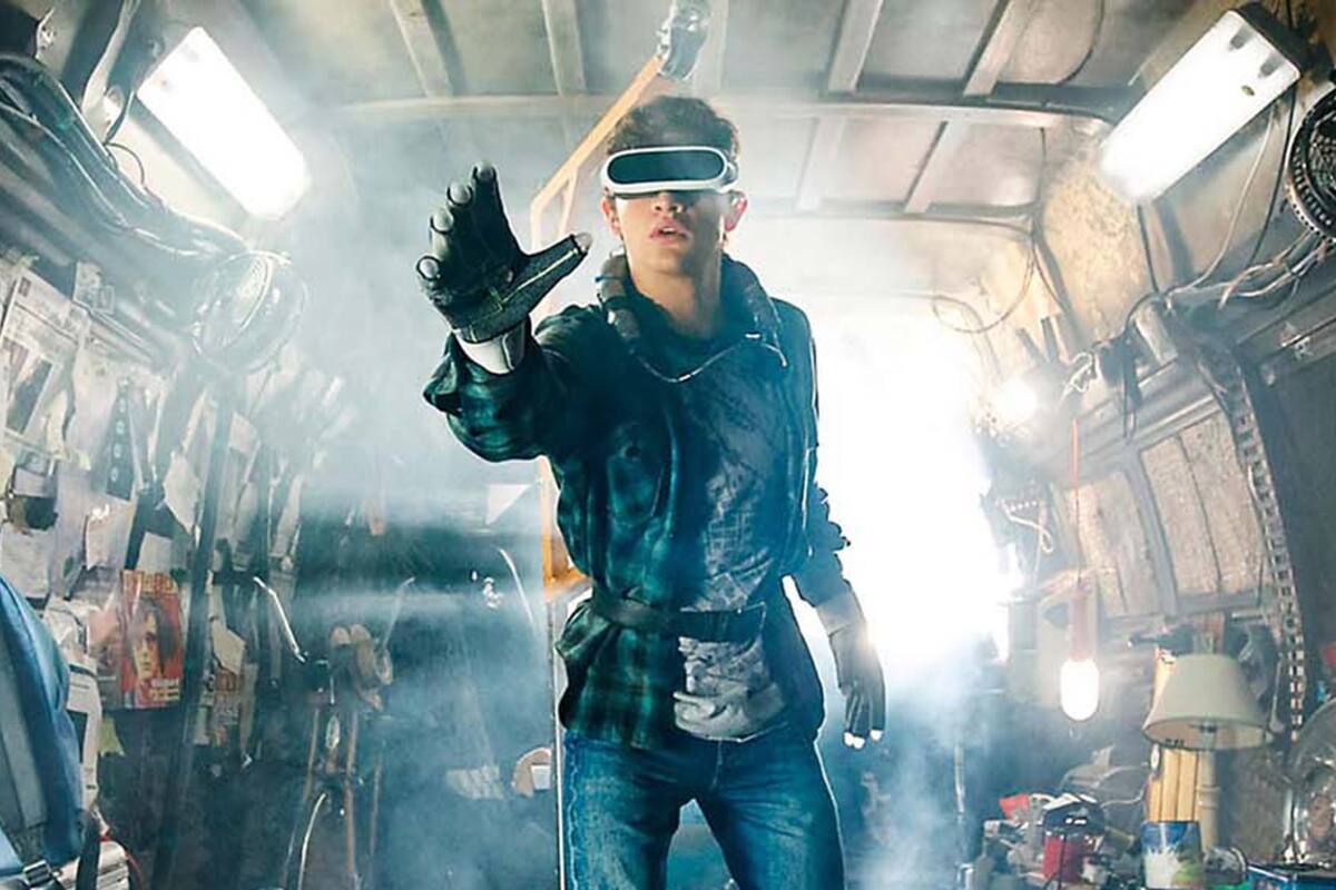Wade Watts, el personaje que encarna Tye Sheridan, vive en una torre de autos destartalados.