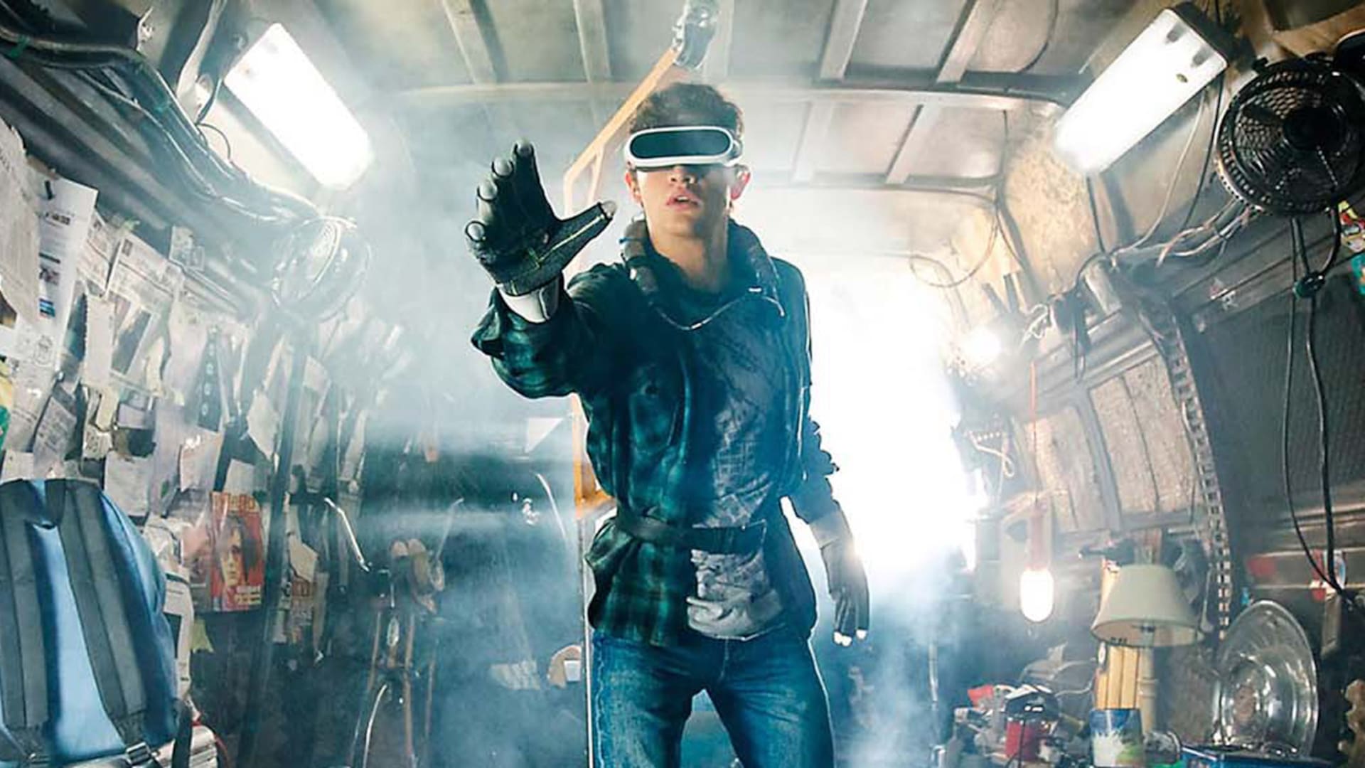 Wade Watts, el personaje que encarna Tye Sheridan, vive en una torre de autos destartalados.