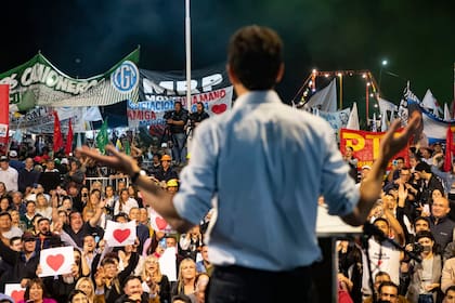 Wado De Pedro asistió el jueves a una charla con más de 1500 jóvenes y referentes de todas las provincias del nordeste que se realizo en el Club Juventud de Villa Centenario.