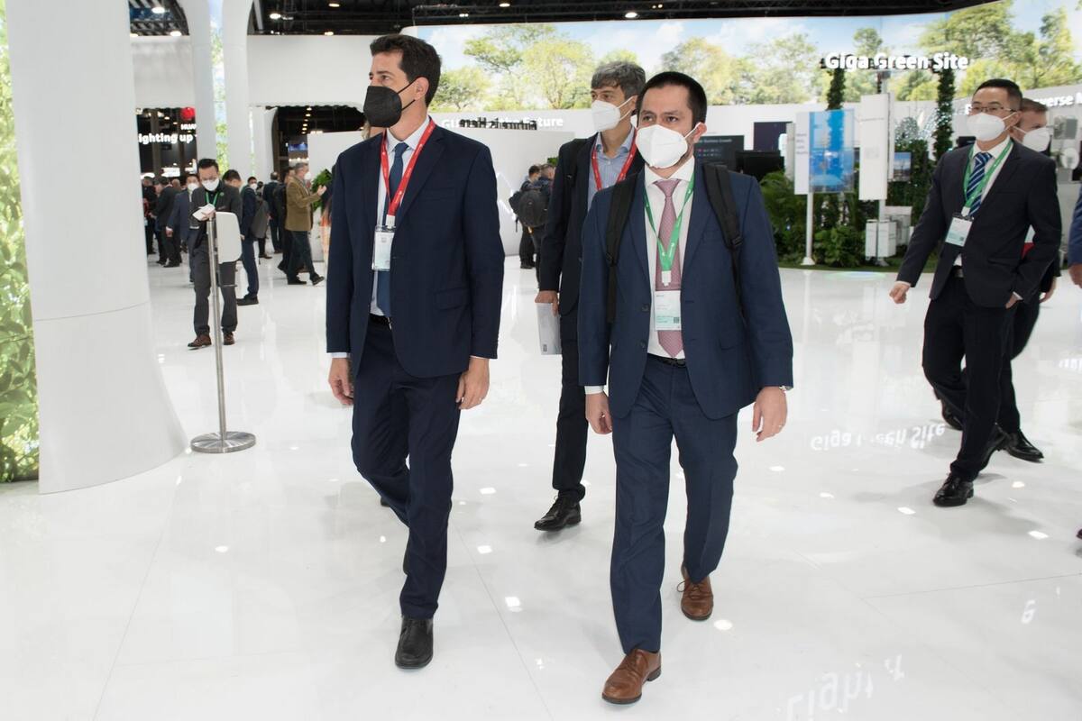 Wado De Pedro durante su visita al stand de Huawei en el Congreso Mundial de Móviles de Barcelona, España