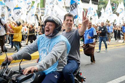 Wado de Pedro en una de los motos de la agrupación "Lealtad Motokera" durante la marcha por el 24 de marzo