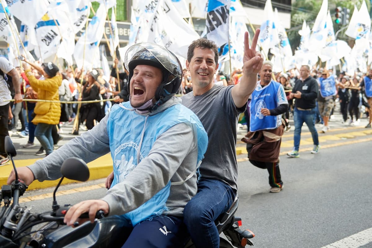 Wado de Pedro en una de los motos de la agrupación "Lealtad Motokera" que depende de La Cámpora