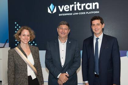 Wado De Pedro junto a Cecilia Fernández Bugna, de Banco Nación, Marcelo Fondacaro, director comercial de Veritran, durante su visita al stand de la compañía argentina especializada en desarrollo de pagos móviles
