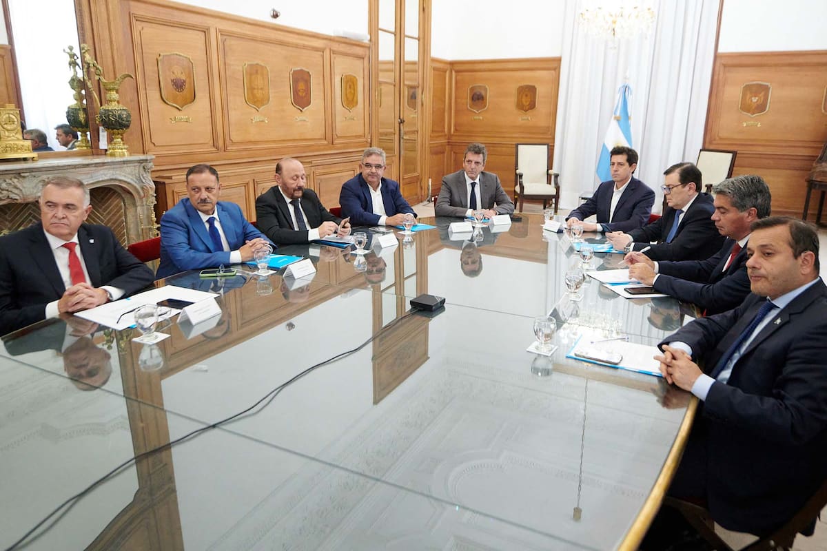 Wado de Pedro junto a los gobernadores de la Región del Norte Grande mantuvieron este jueves encuentros con el embajador de Estados Unidos en Argentina, Marc Stanley, y el ministro de Economía, Sergio Massa,