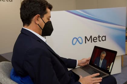 Wado de Pedro mira el mensaje de Alberto Fernández en la Asamblea Legislativa; estaba en Barcelona en un congreso de telecomunicaciones