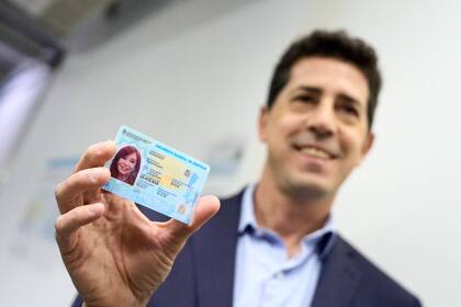 Wado de Pedro presentó el nuevo DNI electrónico con la imagen de Cristina Kirchner