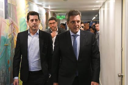 Wado de Pedro y Massa, antes de la reunión con los gobernadores oficialistas