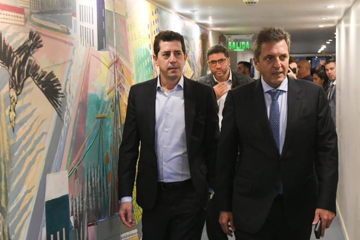 Wado de Pedro y Massa, durante la campaña electoral de 2023; el senador bajó su candidatura para favorecer las chances del entonces ministro de Economía de Fernández