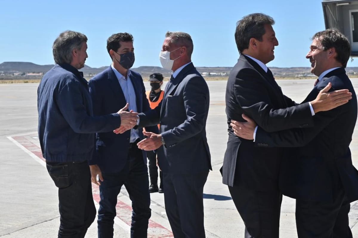 "Wado" De Pedro y Máximo Kirchner, hoy al ser recibidos por Mariano Arcioni; Massa, en tanto, se saluda con Pablo Luque, intendente de Comodoro Rivadavia.