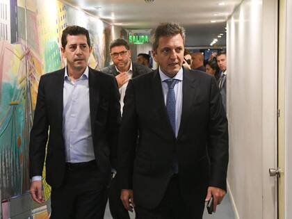 Wado de Pedro y Sergio Massa, antes de la reunión con los gobernadores oficialistas