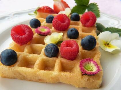 Waffle con flores comestibles (Foto: Pixabay)