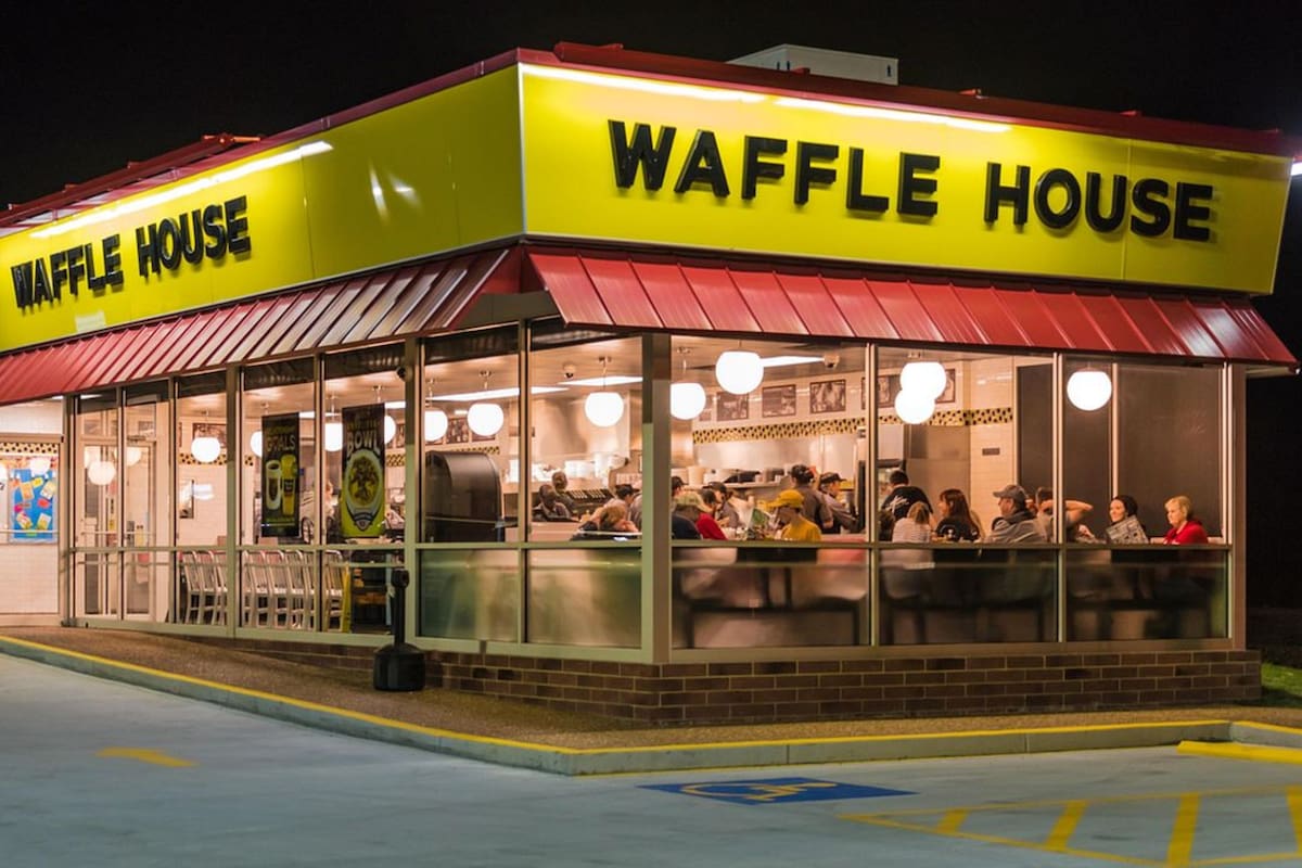 Waffle House no solo ofrece waffles: tiene desde las famosas papas fritas que se pueden pedir a gusto hasta los abundantes platos combinados repletos (Archivo)