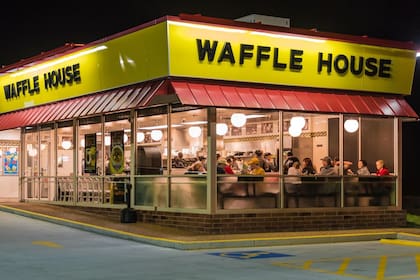 Waffle House no solo ofrece waffles: tiene desde las famosas papas fritas que se pueden pedir a gusto hasta los abundantes platos combinados repletos (Archivo)
