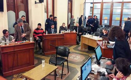 Wagner (en el extremo izquierdo de la sala) y Otero (de buzo a rayas), minutos antes del inicio del juicio